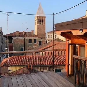 Key Location Near Palazzo Grassi Venedig